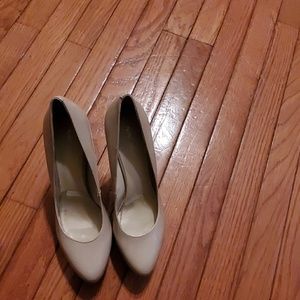 Nude pumps